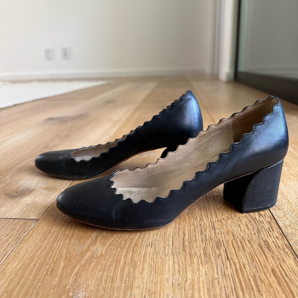 Black Chloé Lauren scalloped heels. Size 6